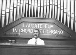 Jacobo Palm achter orgel
